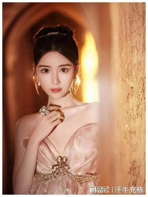 毛晓彤金粉色蝴蝶抹胸公主裙太美了,锁骨精致美腿抢镜,撩人心弦