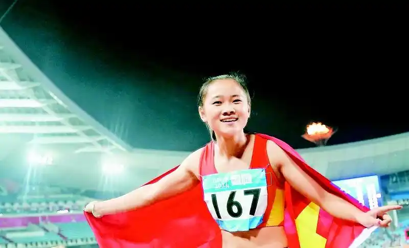 17岁姑娘梁小静青奥会百米"封后"