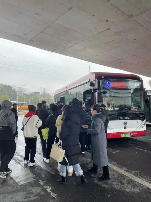 上海地铁9号线早高峰突发故障,松江公交接驳运送已超6000人次