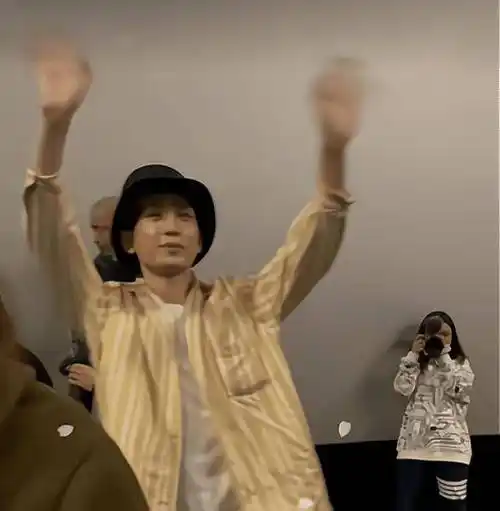 成毅妆前妆后差距有多大?看到生图,网友:起码相差10岁_休闲_气质_活动