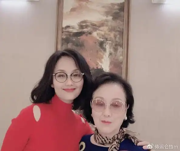 阔太太专业户李颖女儿是奥运冠军52岁风采依旧演张馨予母亲