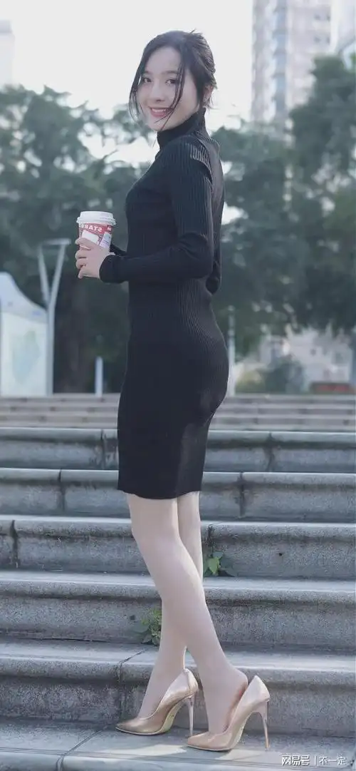 黑裙搭配肉色丝袜高跟鞋居家味穿搭