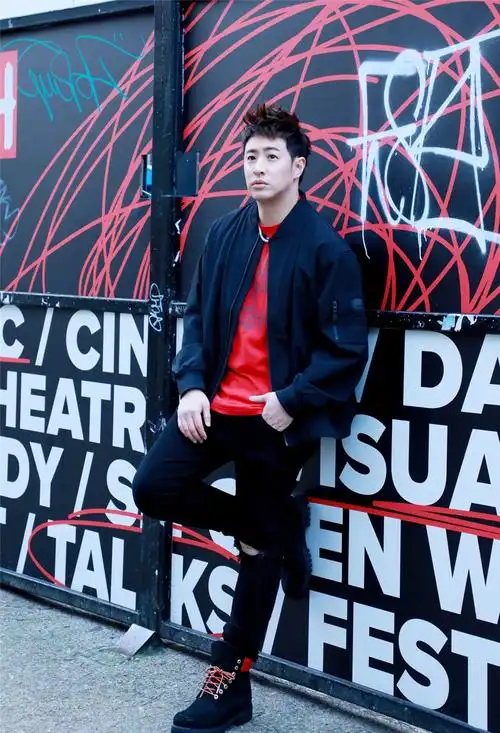 潘玮柏时装周上帅出新高度,飞机头和墨镜成绝配,撞色外套更酷炫