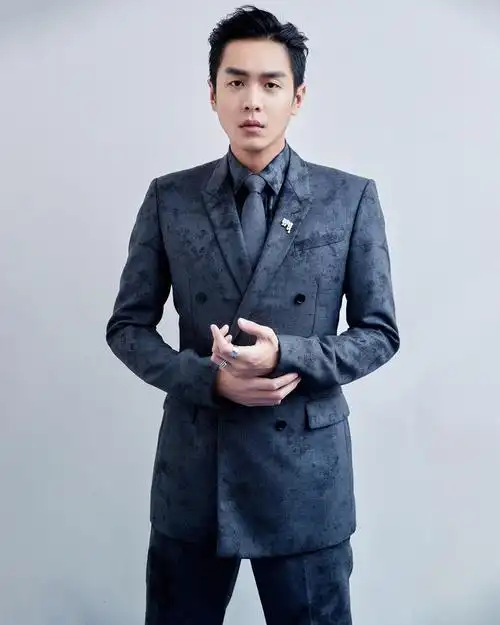 张若昀身穿英伦风扎染西装复古绅士又不失摩登时尚