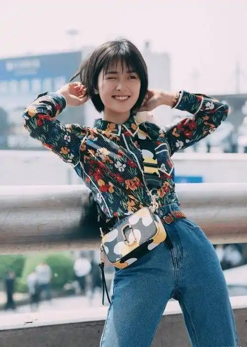 原创沈月机场生图流出穿复古印花衬衣配牛仔裤短发造型灵气十足