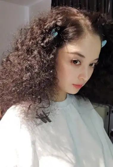 娜扎爆炸头黑色斑马纹裙妩媚迷人自拍美照图片,古力娜扎图片-第4图