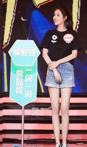 早前在《少年派》中饰演邓小琪的王玉雯小姐姐就穿