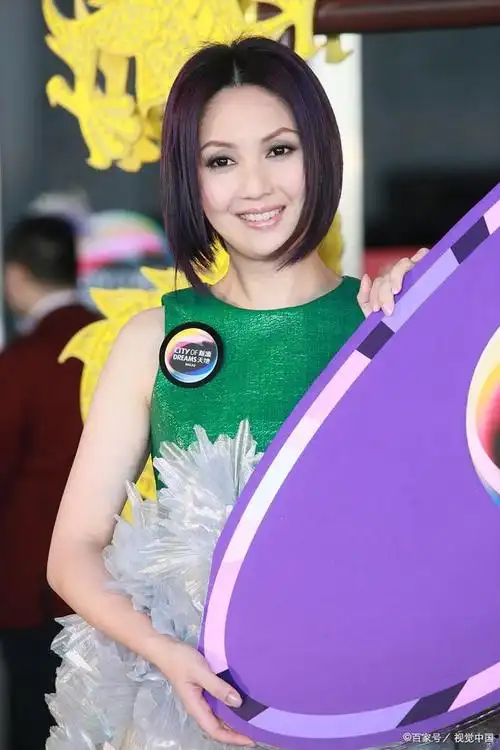 50岁港星杨千嬅染紫发皮肤松垮被嘲老十岁