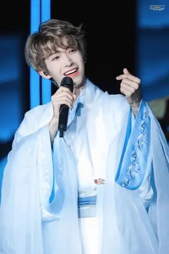 刘宇笑起来好治愈啊穿汉服帅气又潇洒不愧是国风美少年