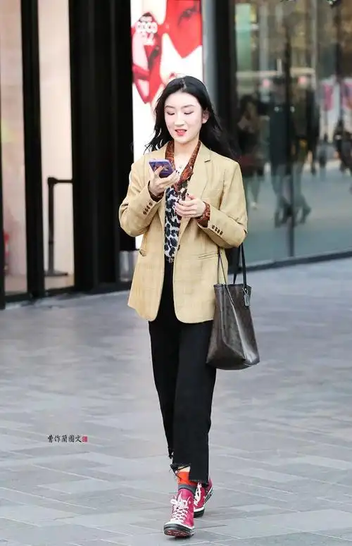 街拍:美女,西装还可以这样穿