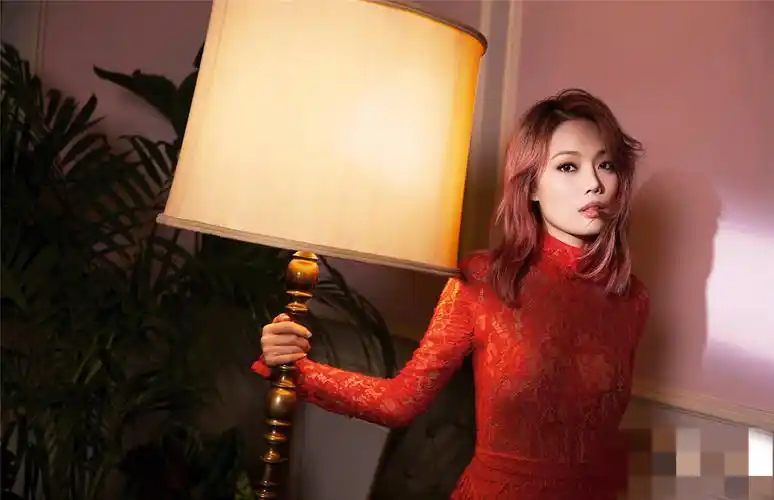 容祖儿封面大片问世,"摇曳生姿"尽展女神本色