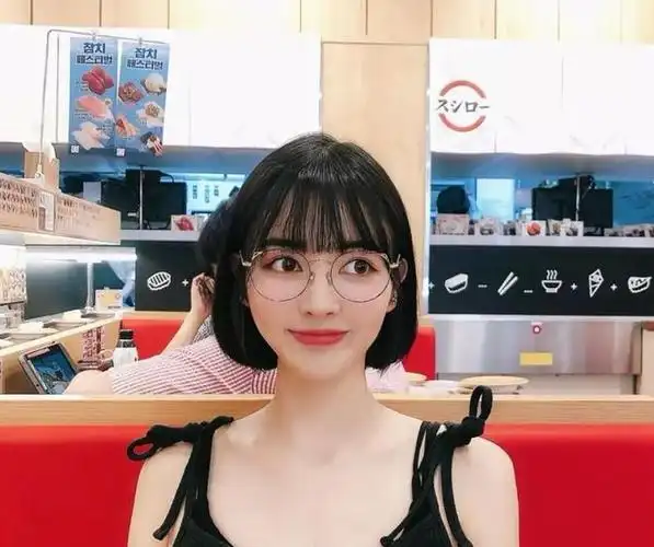 戴眼镜女生的短发仙气十足