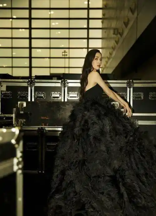 郭碧婷被向佐宠坏啦!穿露肩礼服算了还高开叉,不顾及男友感受?