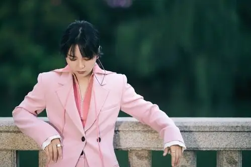 分享一组周笔畅图片给大家,图中的明星图片壁纸会点缀你的电脑桌面