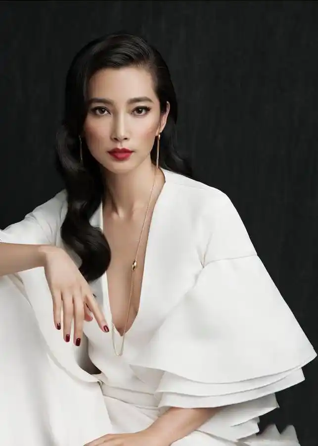 李冰冰卷发登封面 优雅诠释东方美