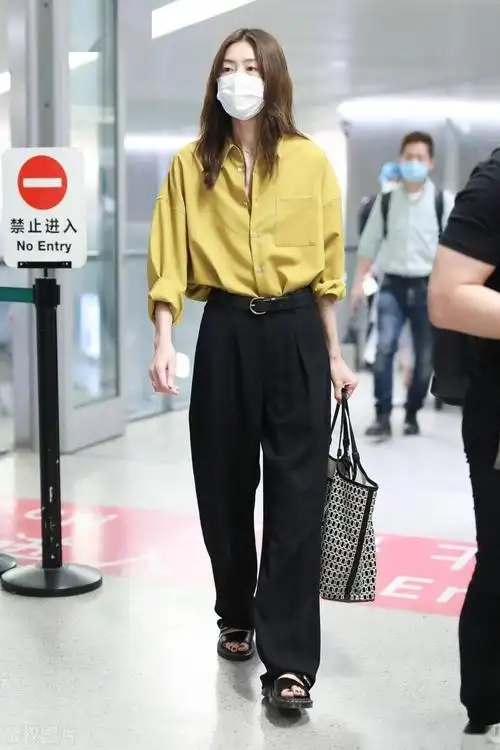 街拍:刘雯芥未黄色衬衫 黑色阔腿裤 凉鞋 托特包干练养眼