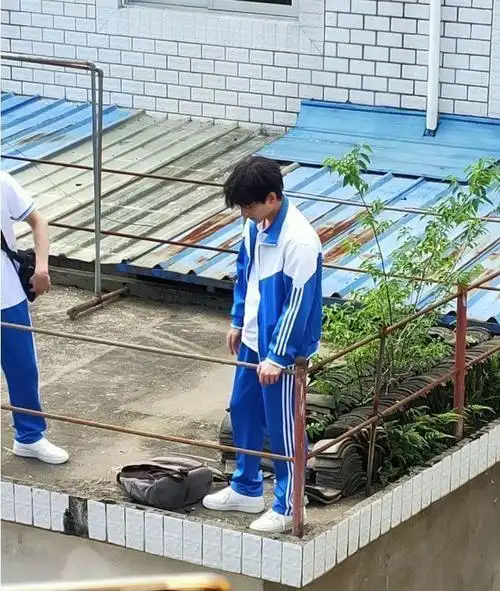 杨洋新剧校服造型路透戴假发少年感十足网友梦回许戈