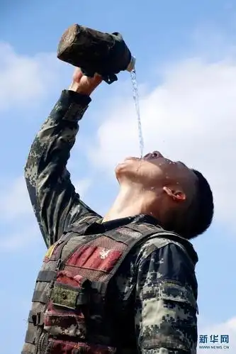 休息间隙,一名特战队员将水壶中的水一饮而尽. 新华网发(雷辙 摄)