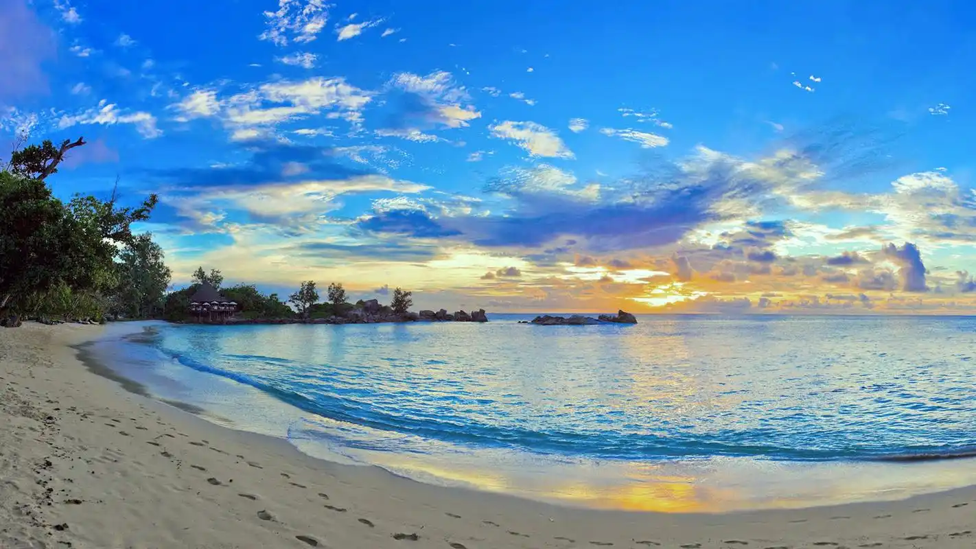 清新亮丽自然海滩美景桌面壁纸 _ 图片网