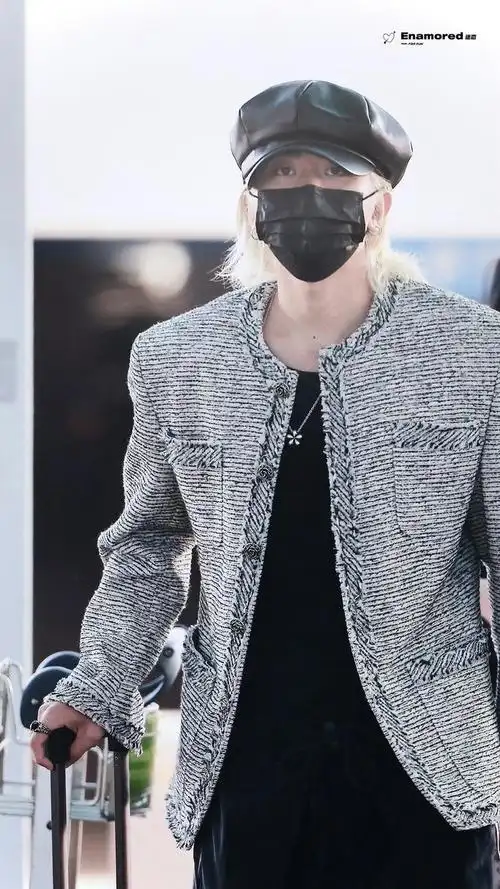 蔡徐坤机场饭拍,金发小香风造型帅气十足