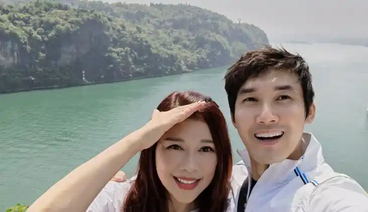 张铎晒与妻子合照提前庆六一,两人依偎合照好恩爱,陈松伶变瘦不少!