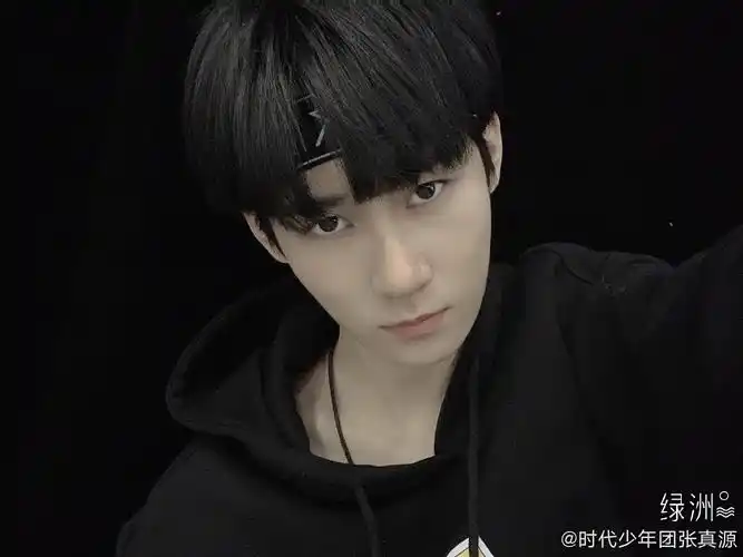 来看一下带上发带的张真源,每一个动作都是粉丝的取向狙击__财经头条