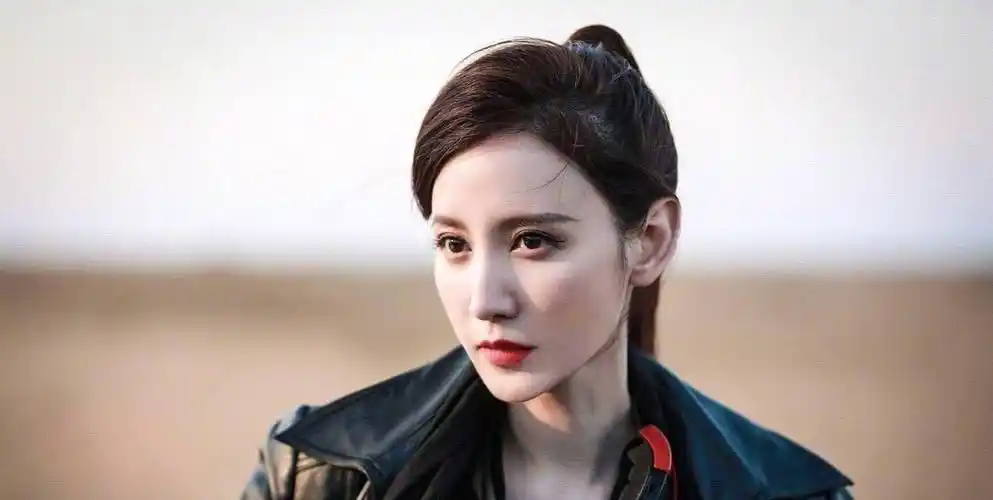 张萌:曾是环球小姐冠军,嫁富豪丈夫后变成事业女性,如今怎样了_吕超