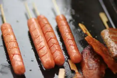 一盘烤火腿肠 串 碟