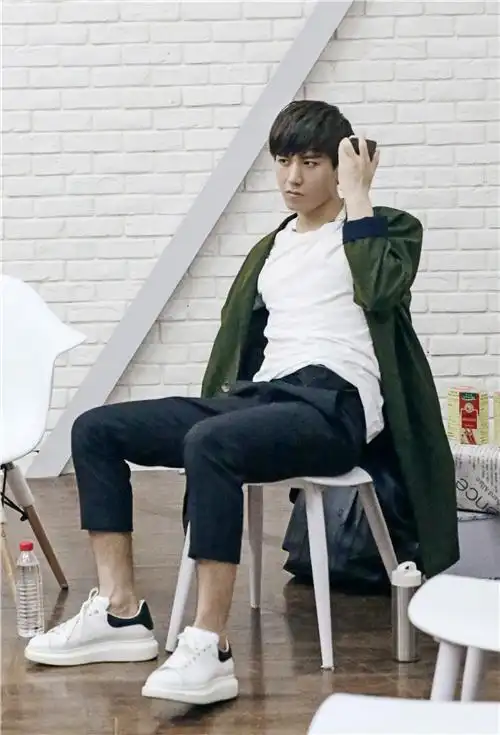 成毅时尚清新俊朗,帅气洒脱,帅气百搭,简约大气,休闲儒雅!