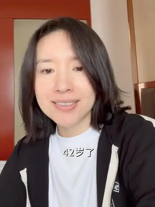 董洁素颜出镜为自己的42岁庆生自黑脸上痘印明显再无冷清秋