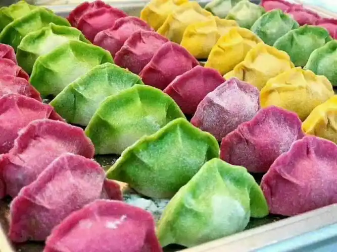 面是果蔬汁和的,皮是手工擀的,馅是手工剁的,每一只彩色饺子都是满满