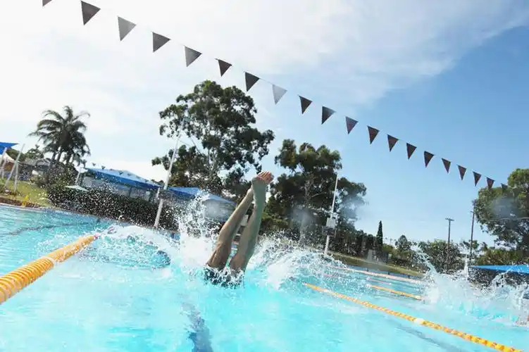 跳水,西方人,一个人,运动员,体育馆,游泳池,横图,室外,白天,仰视,锻炼