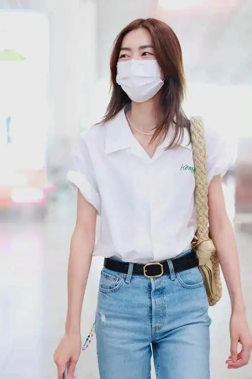 刘雯夏日简单又时髦的穿搭,简约随性的搭配,散发出超模气息