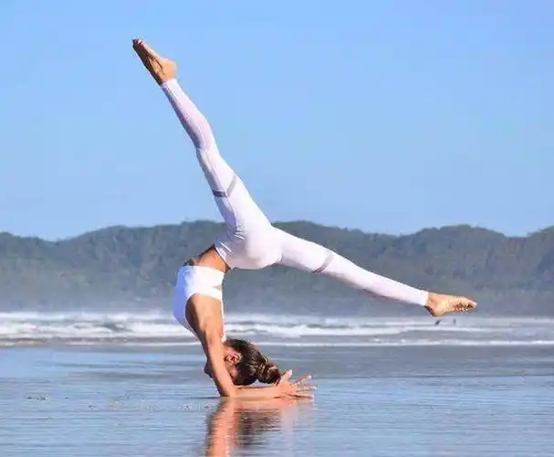 四肢修长的瑜伽达人,一字马已经超凡入圣,没见过比她厉害的!