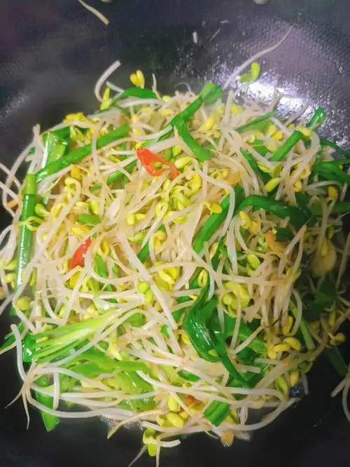 韭菜炒豆芽制作步骤:1.买两块钱绿豆芽洗干净备用.