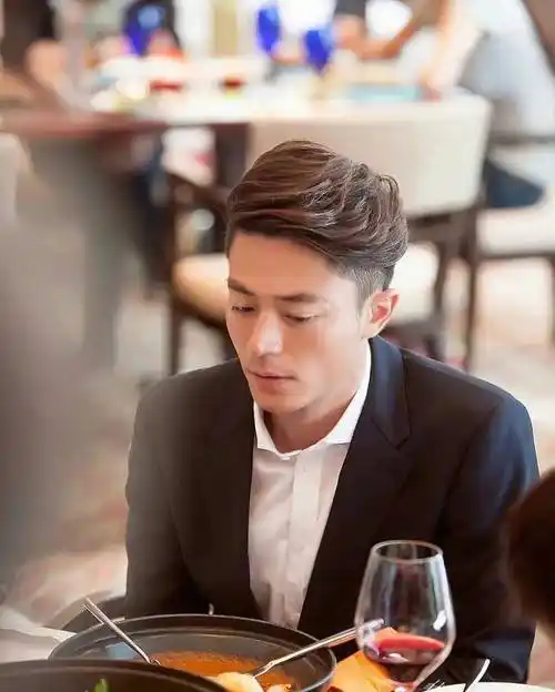 霍建华临走前还担心女儿,所以临行前特意安慰了小海豚,并安心告知了