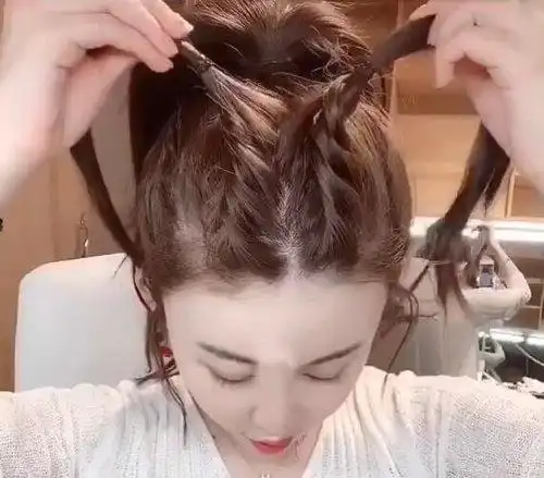 头发太碎扎完丸子头毛糙的很 学一招把刘海扎起来体验碎发全无