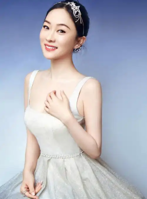 霍思燕越活越年轻了,一袭白裙美回巅峰时期,这优雅又迷人