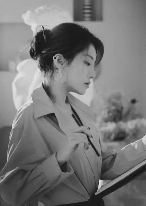 喻言室内日常写真集美图合集①温柔文艺女画家