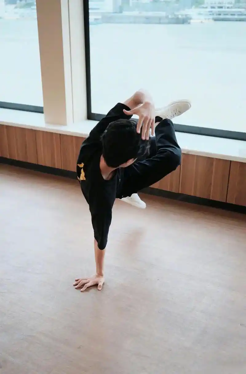 王一博身着热烈团服的地板动作定帧图,单手撑地,核心真强[思考]