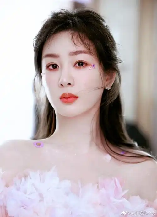 杨紫粉色花瓣裙大片#杨紫粉色花瓣裙也太仙了叭!花仙子本仙啦!