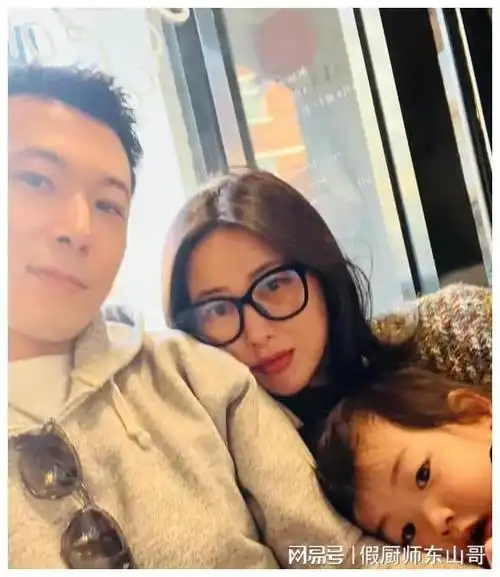 朱珠老公晒全家福庆生温馨画面中的细节抢镜