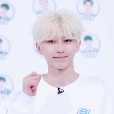 蔡徐坤|动图【偶像练习生第十期 我也想捏捏哥哥的脸 图源微博@蜂蜜