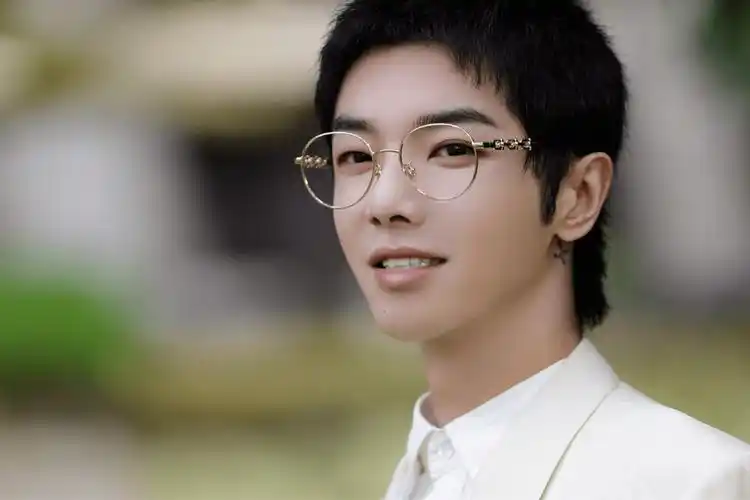 华晨宇帅气出席欧莱雅品牌活动!微博上线提问什么是宝宝老大?_火星人