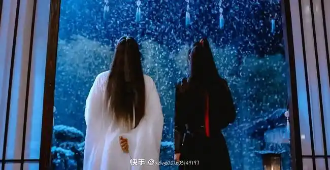 看到那两个背影了吗