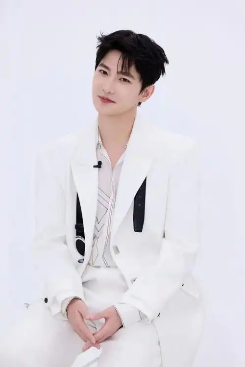 杨洋小狗歪头#杨洋小狗歪头好可爱,白色西装造型好清爽,从屏幕外就能