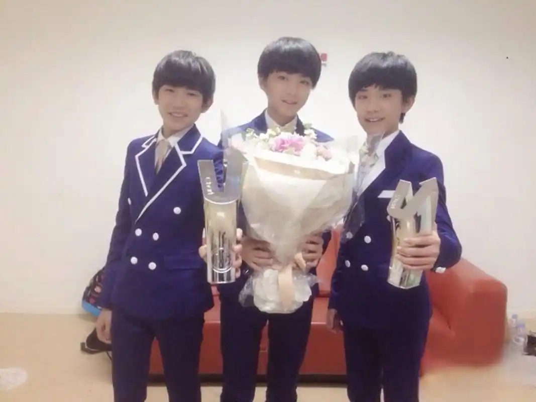 tfboys415九周年了#当时第一次获奖我还在上初中现在三小只也都成长