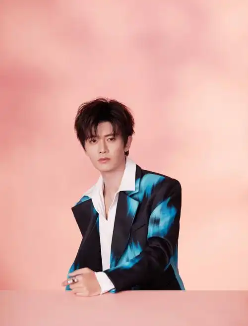 送你们这个任@任嘉伦allen的温柔笑容,温暖今夜～#任苒时光