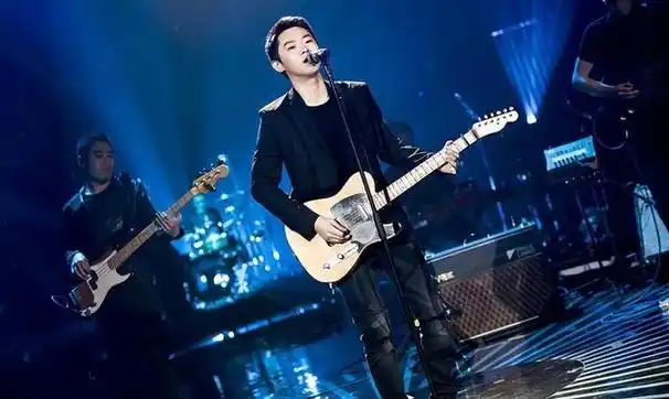 台下导师们专注地倾听着,其中那英最先被梁博打动,她看到梁博骨子里对