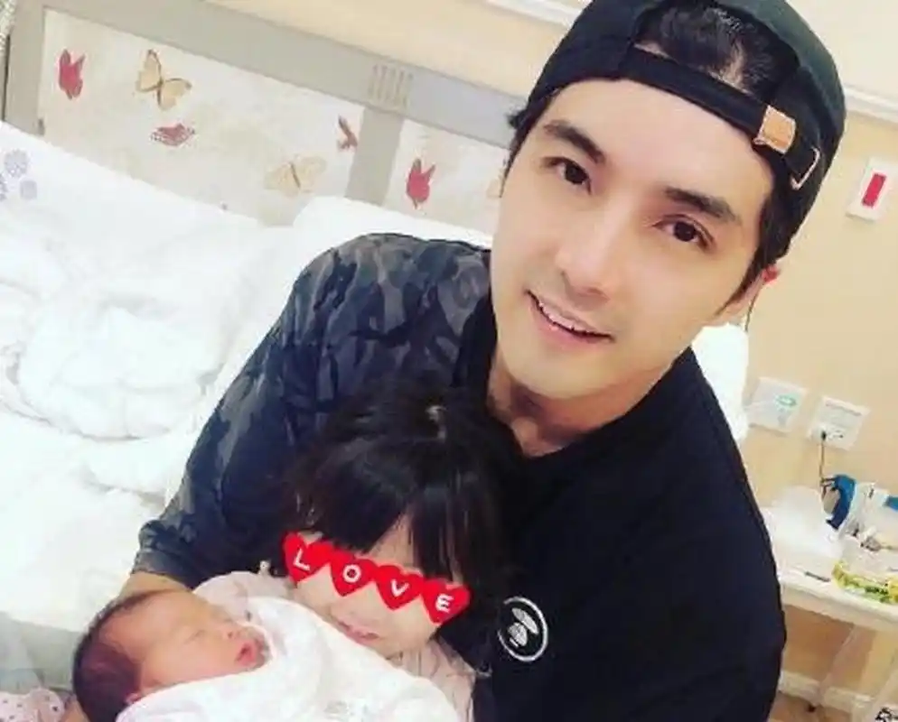 36岁男星"小美"贺军翔2017年与圈外女友陈怡玟结婚,婚后育有一女"美宝